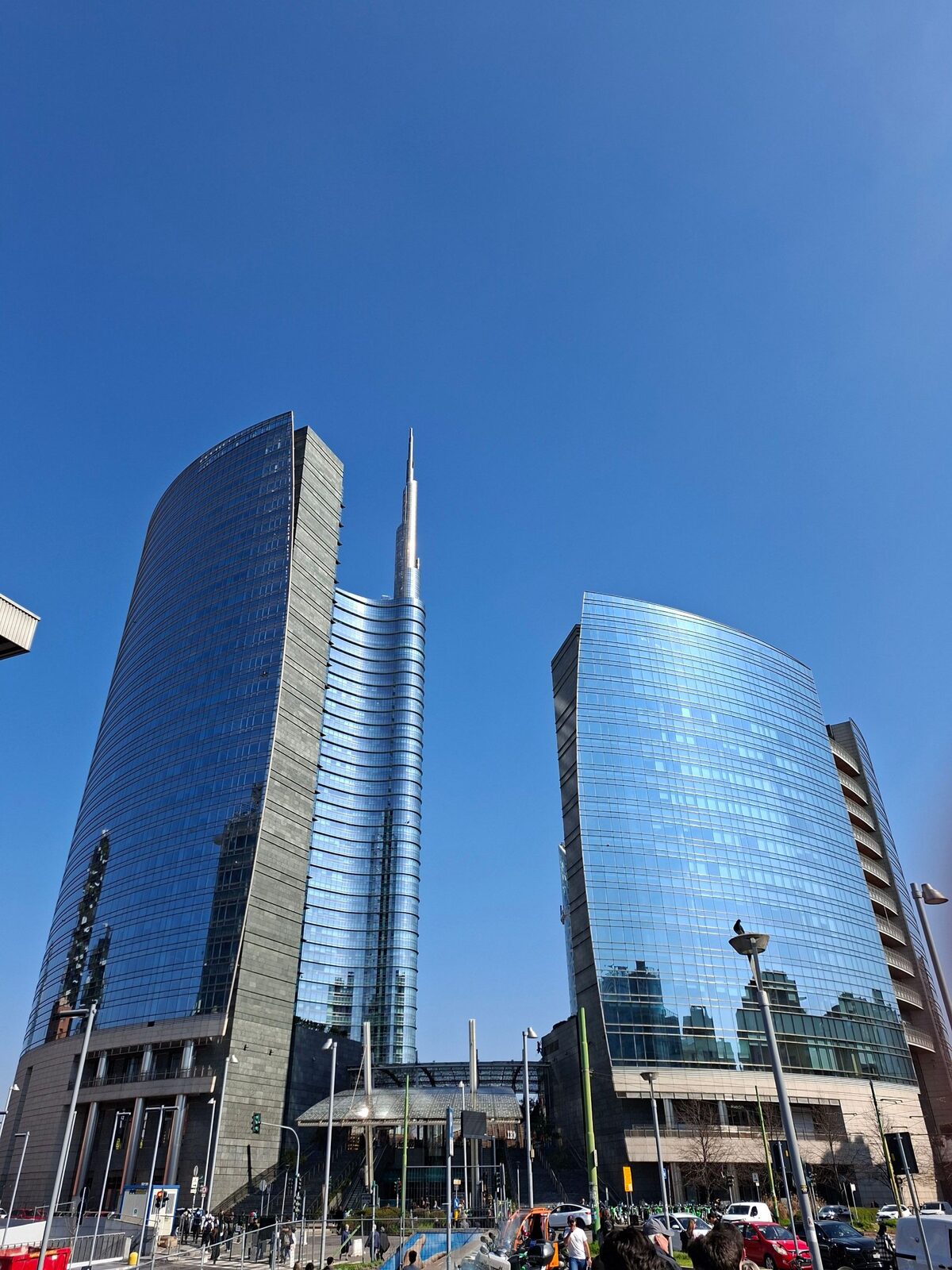 La Torre UniCredit a Milano, vista dal basso